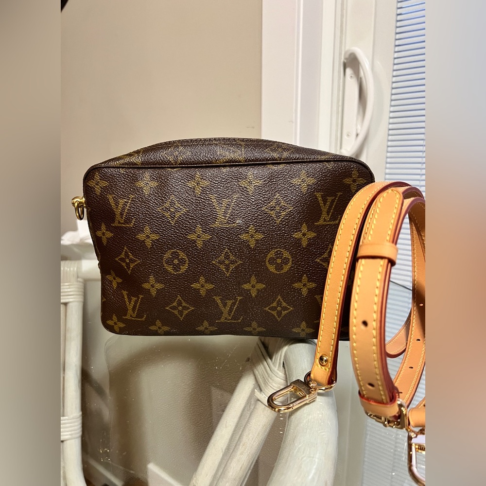 Louis Vuitton Trousse 23 with strap